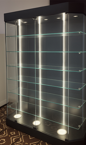 Vitrina de cristal independiente con repisas de vidrio y luces LED integradas